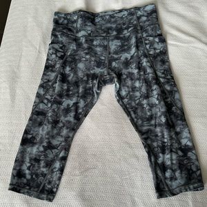 Athleta Salutation Stash Capri (Black tie dye, XL)